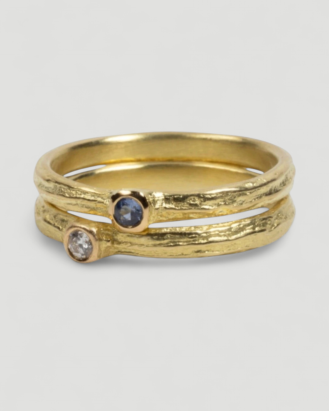 750 Gelbgold Ringset Bark-Struktur - Blauer Saphir und LGD Brillant - Goldschmiede Krack