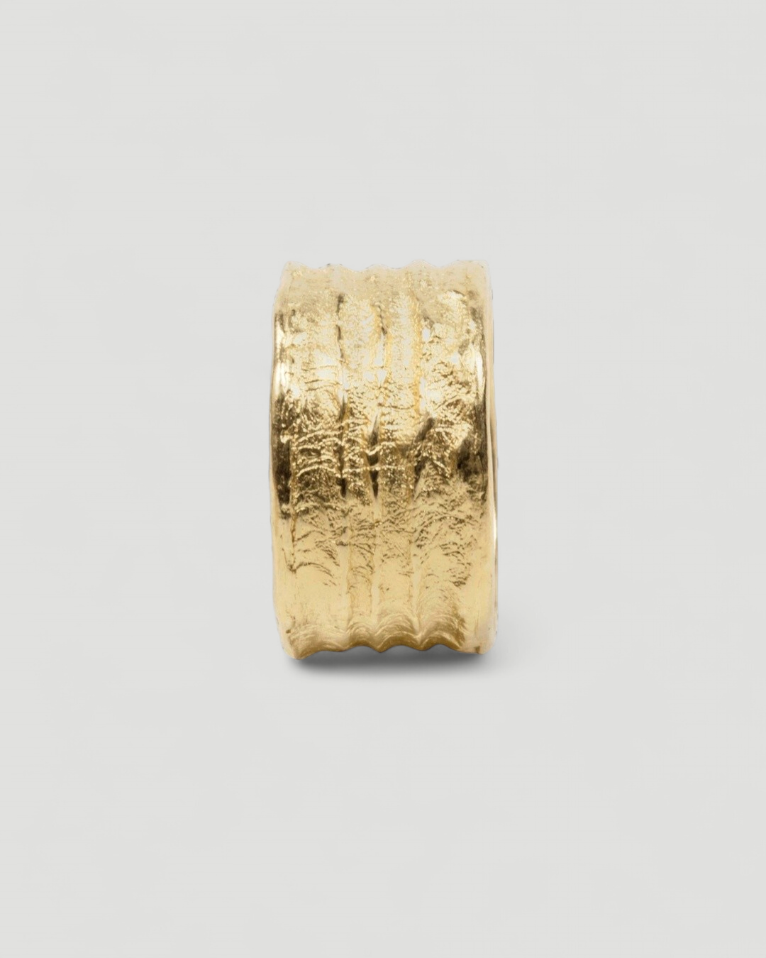 Breiter 750 Goldring mit Tarmac Struktur - Goldschmiede Krack