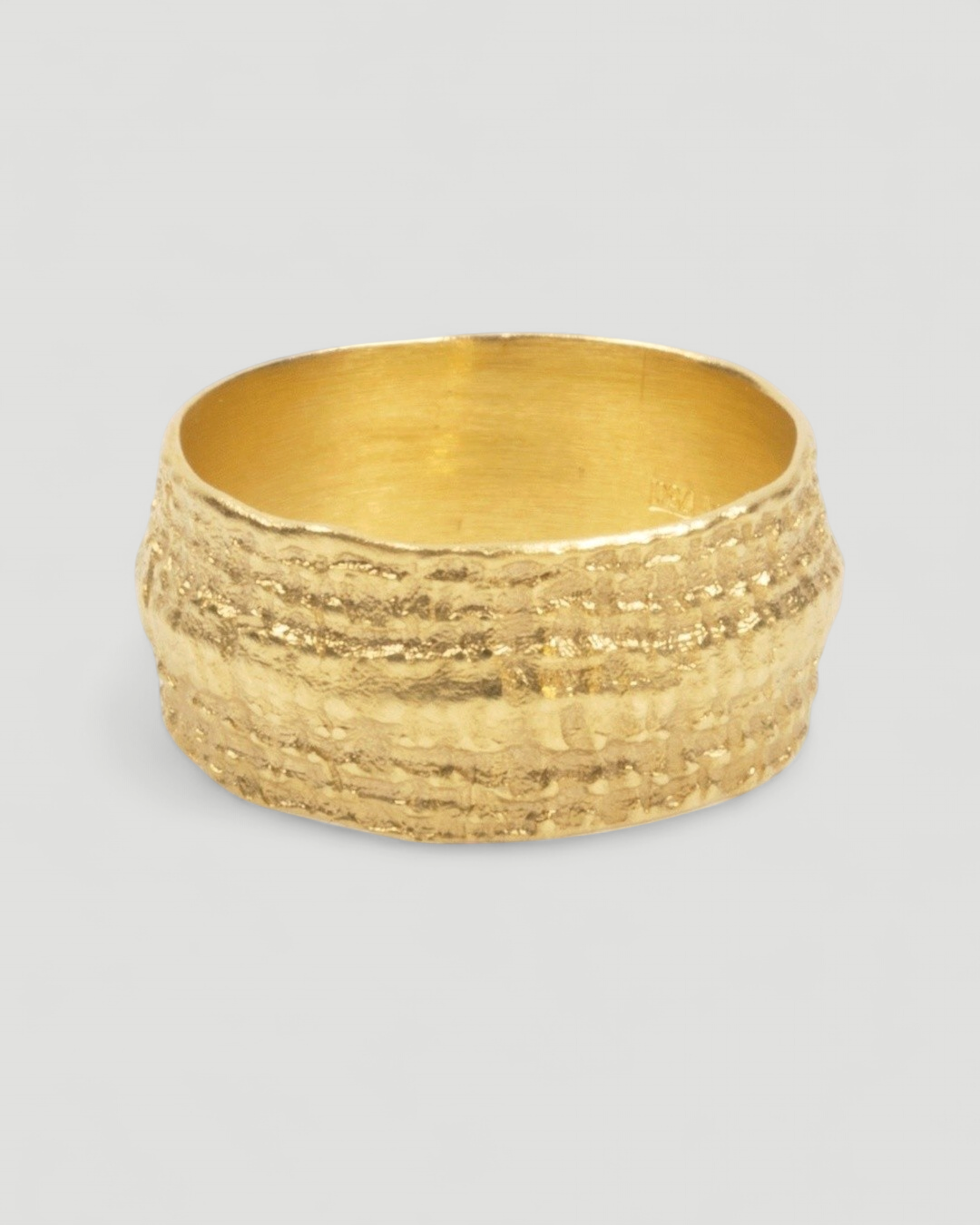 Breiter 750 Goldring mit Nugget-Struktur (10 mm) - Goldschmiede Krack