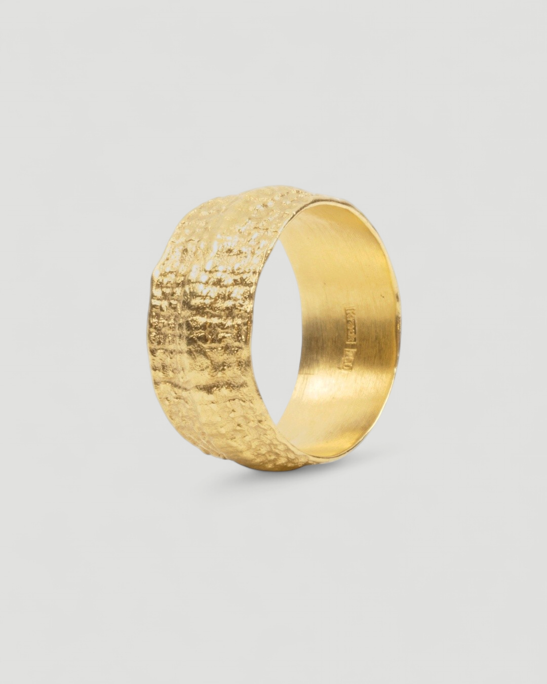Breiter 750 Goldring mit Nugget-Struktur (10 mm) - Goldschmiede Krack