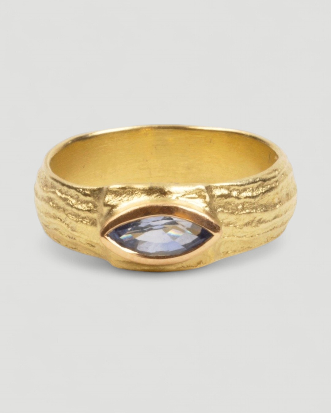 750 Gelbgold Ring mit blauem Navette-Saphir (0,77 ct) - Goldschmiede Krack