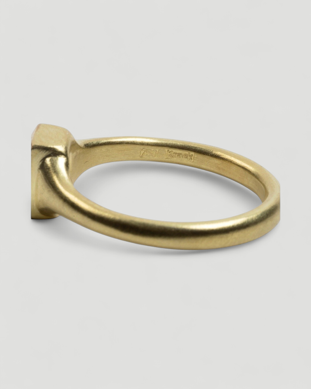 Zierlicher 750 Goldring mit Lab-grown Emerald Cut Diamant (0,78 ct) - Goldschmiede Krack