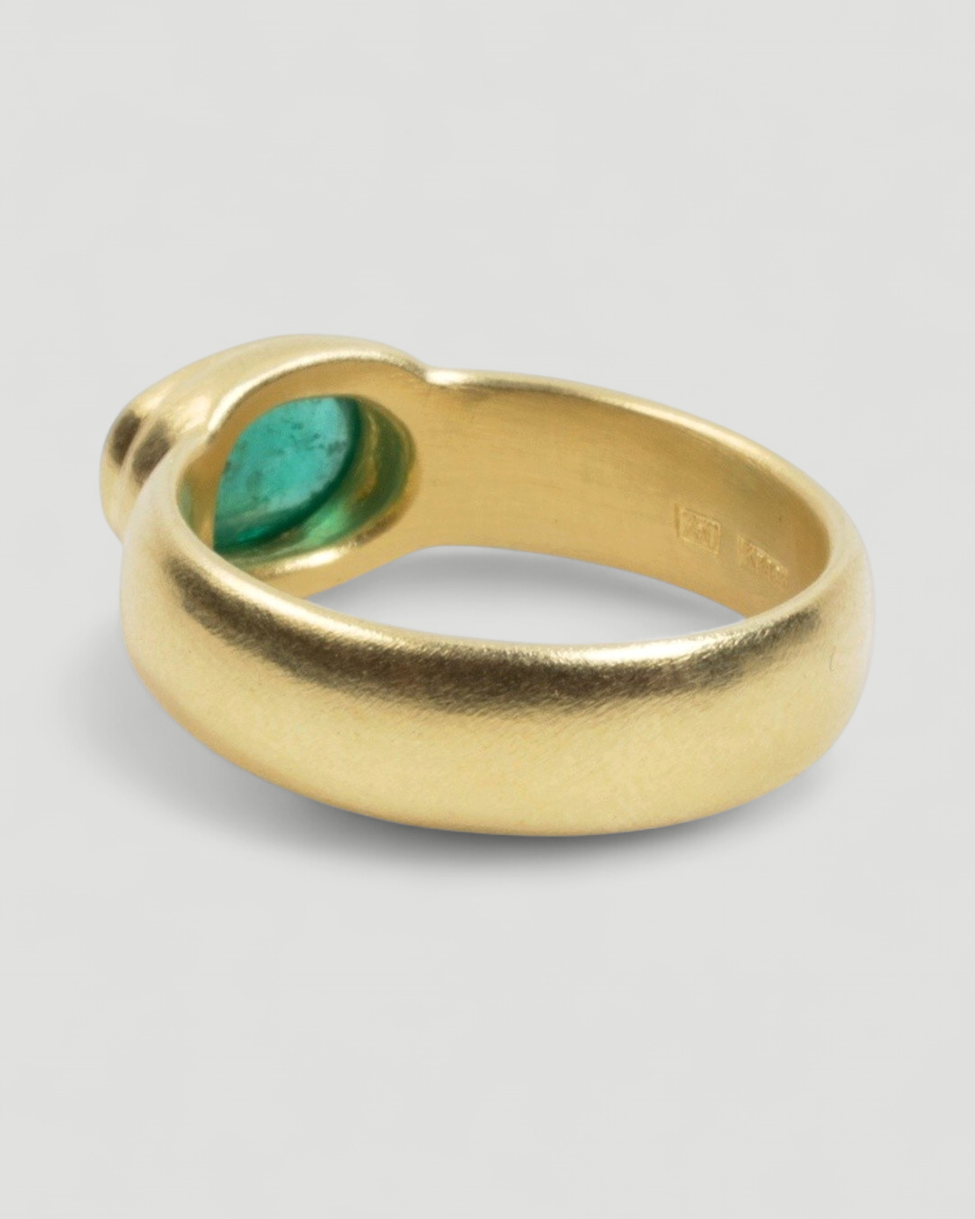 750 Goldring mit grünem Smaragd (1,39 ct) - Goldschmiede Krack