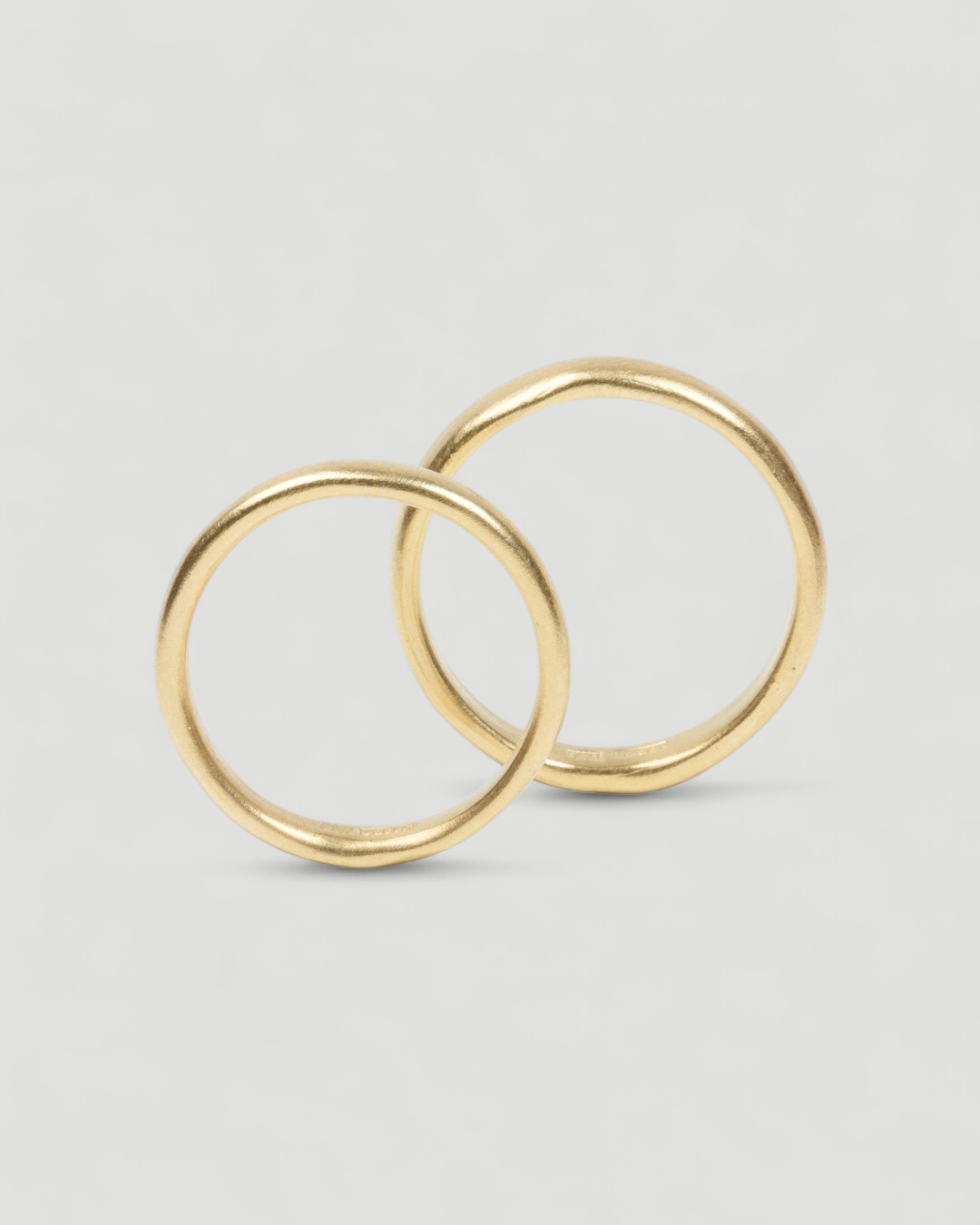 750 Gold Trauringe mit matten Finish - Goldschmiede Krack