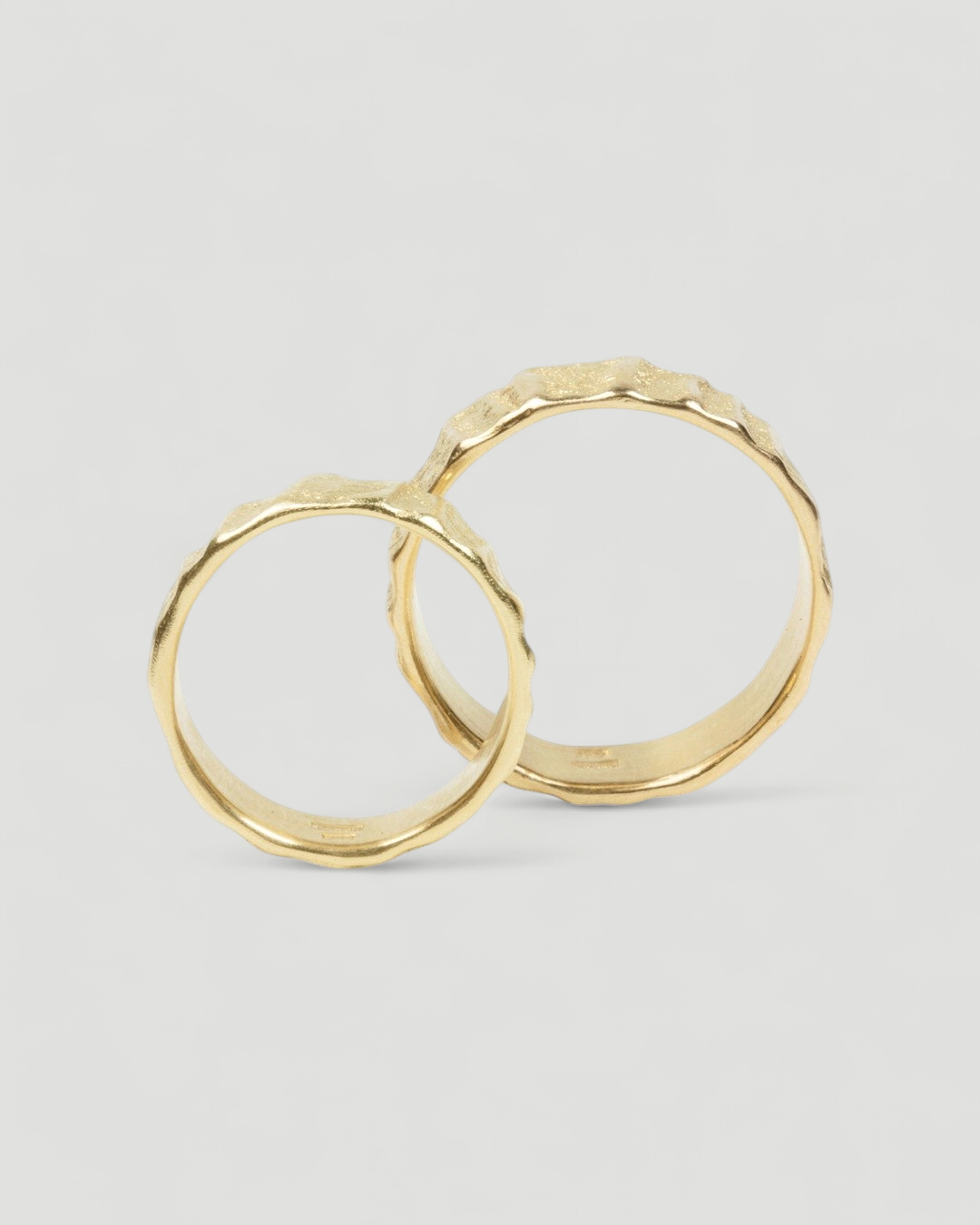750 Gold Trauringe mit Wellenstruktur - Goldschmiede Krack