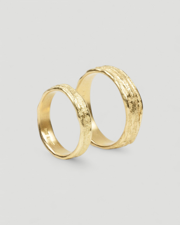 Flache 750 Gold Trauringe mit Struktur - Goldschmiede Krack