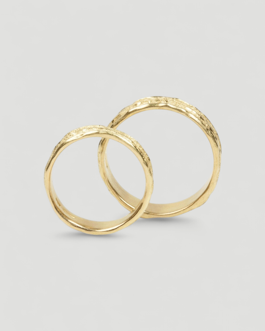 Flache 750 Gold Trauringe mit Struktur - Goldschmiede Krack