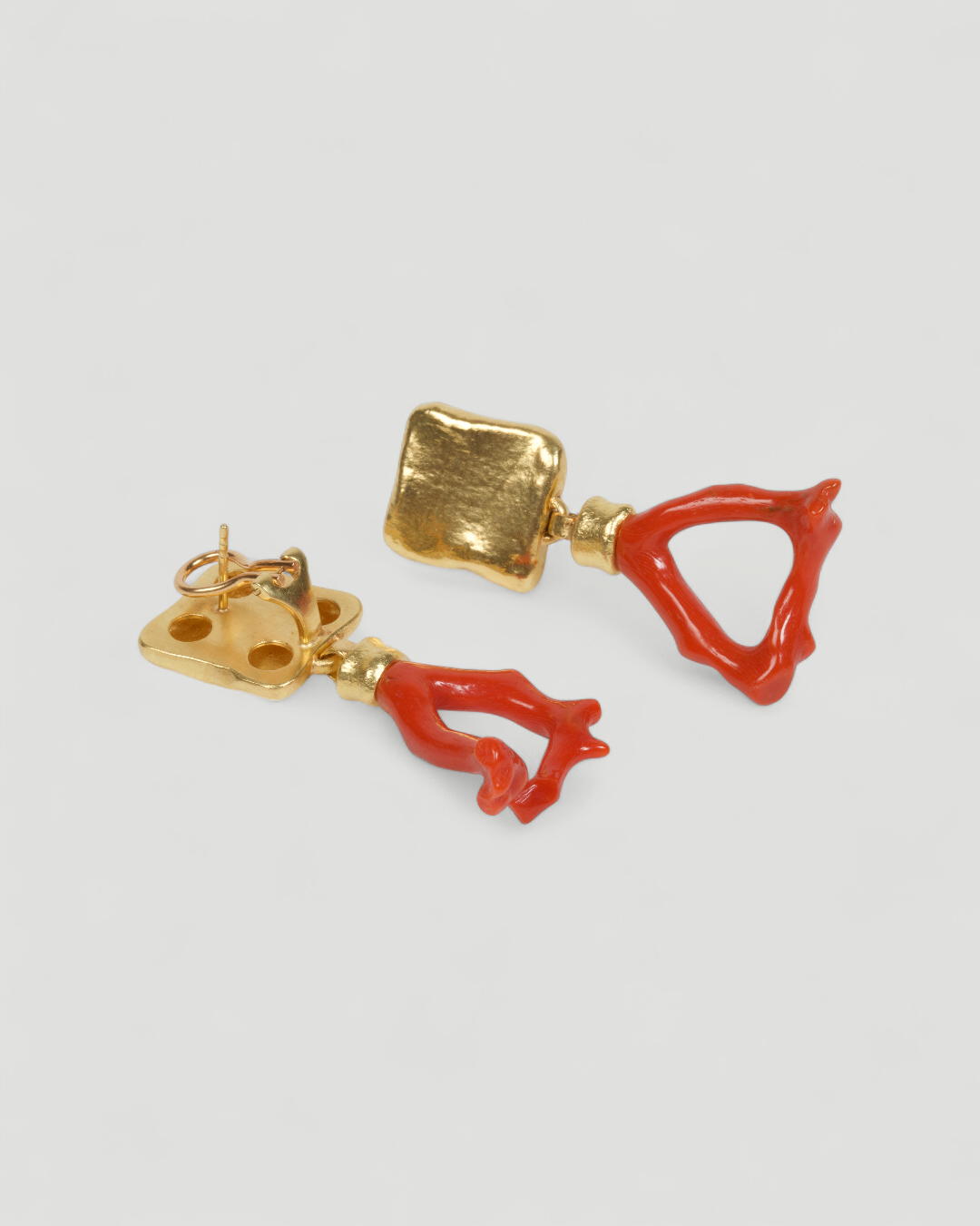 750 Gold Ohrschmuck mit roter Koralle, Detailansicht der geschmiedeten Goldplatten und Korallenäste
