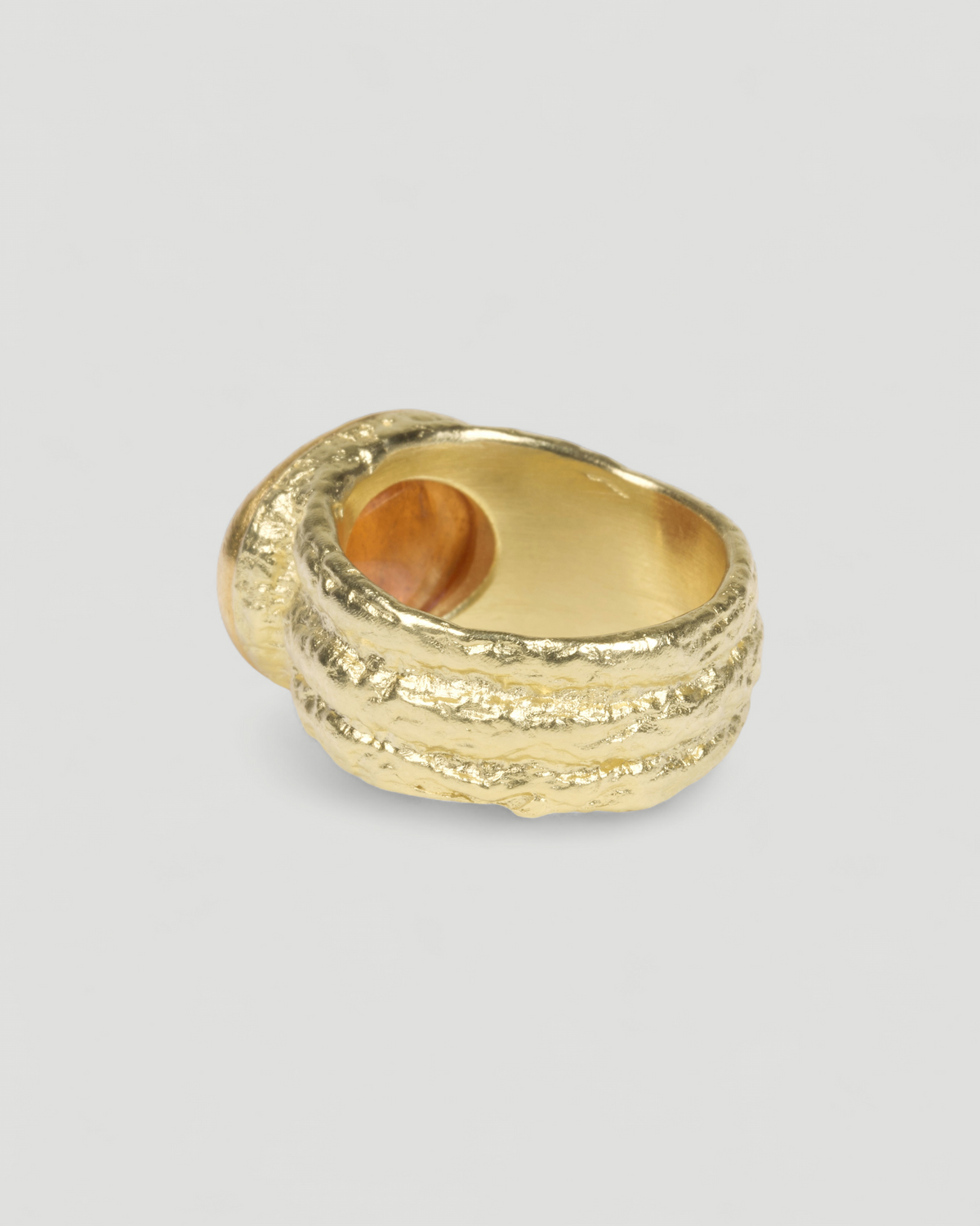 750 Goldring mit Mandarin-Granat, Ansicht von unten auf Fassung und Ringschiene