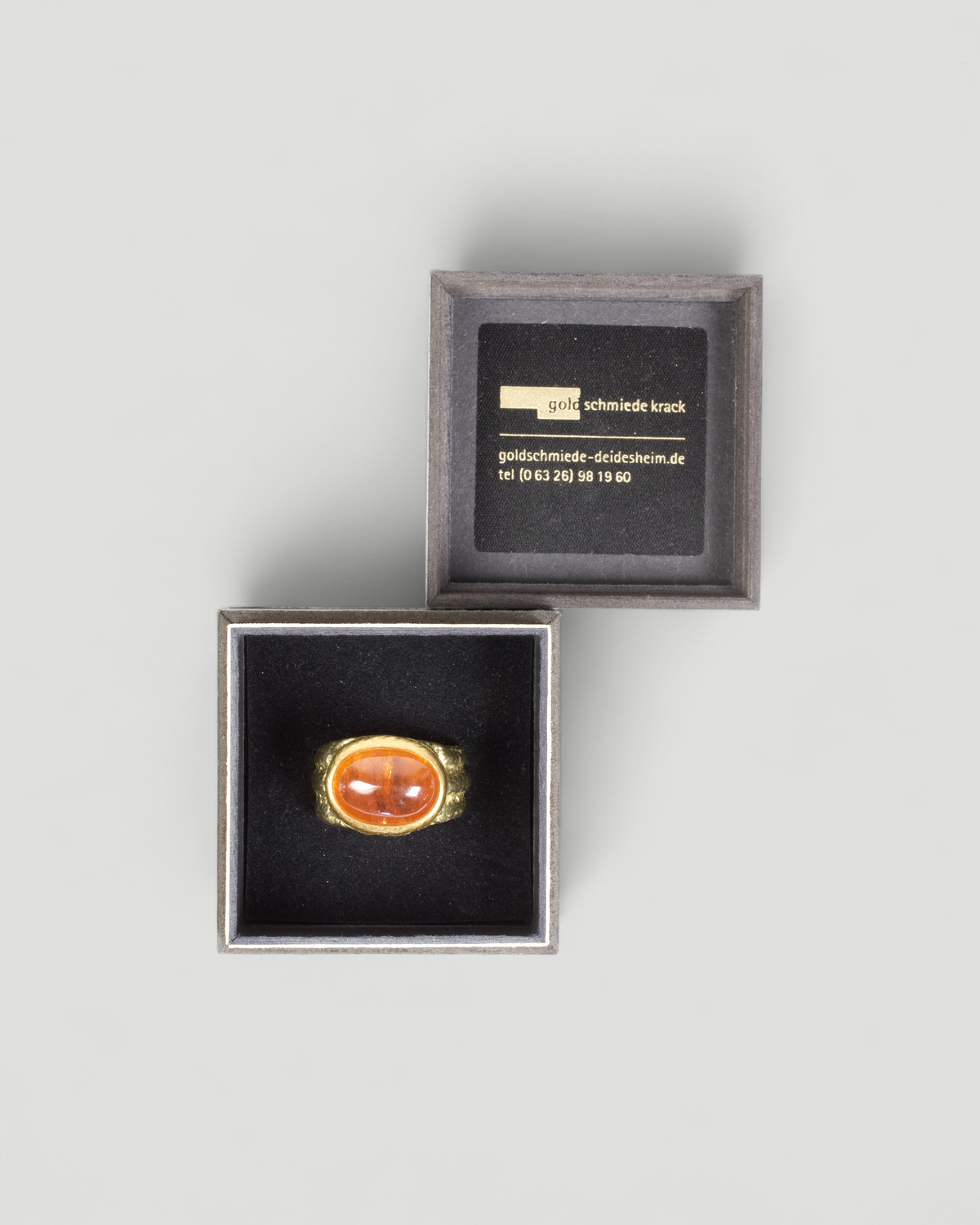 750 Goldring mit Mandarin-Granat in der Schmuckbox von Goldschmiede Krack