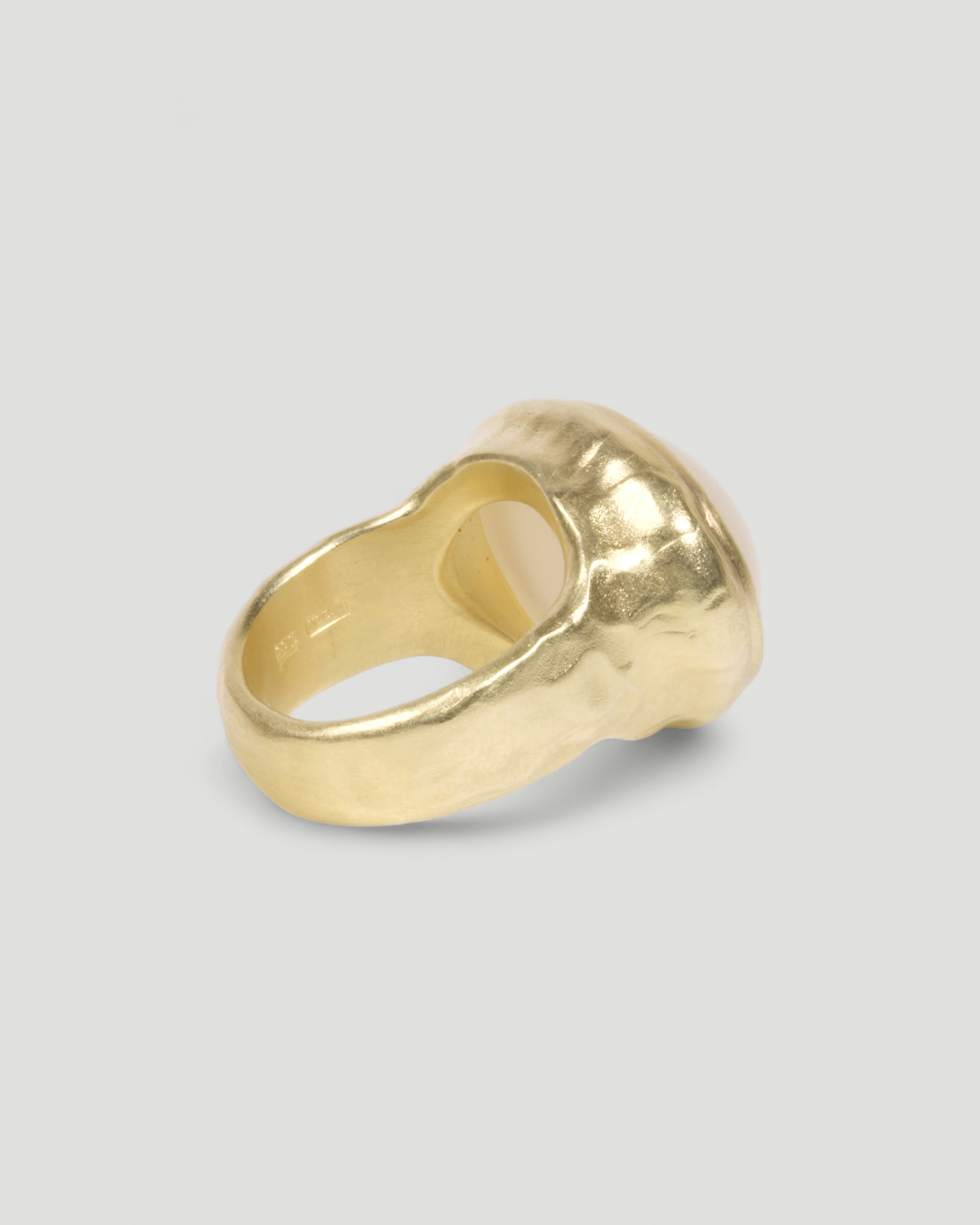 750 Goldring mit weißem Mondstein, Ringschiene mit Stempel innen