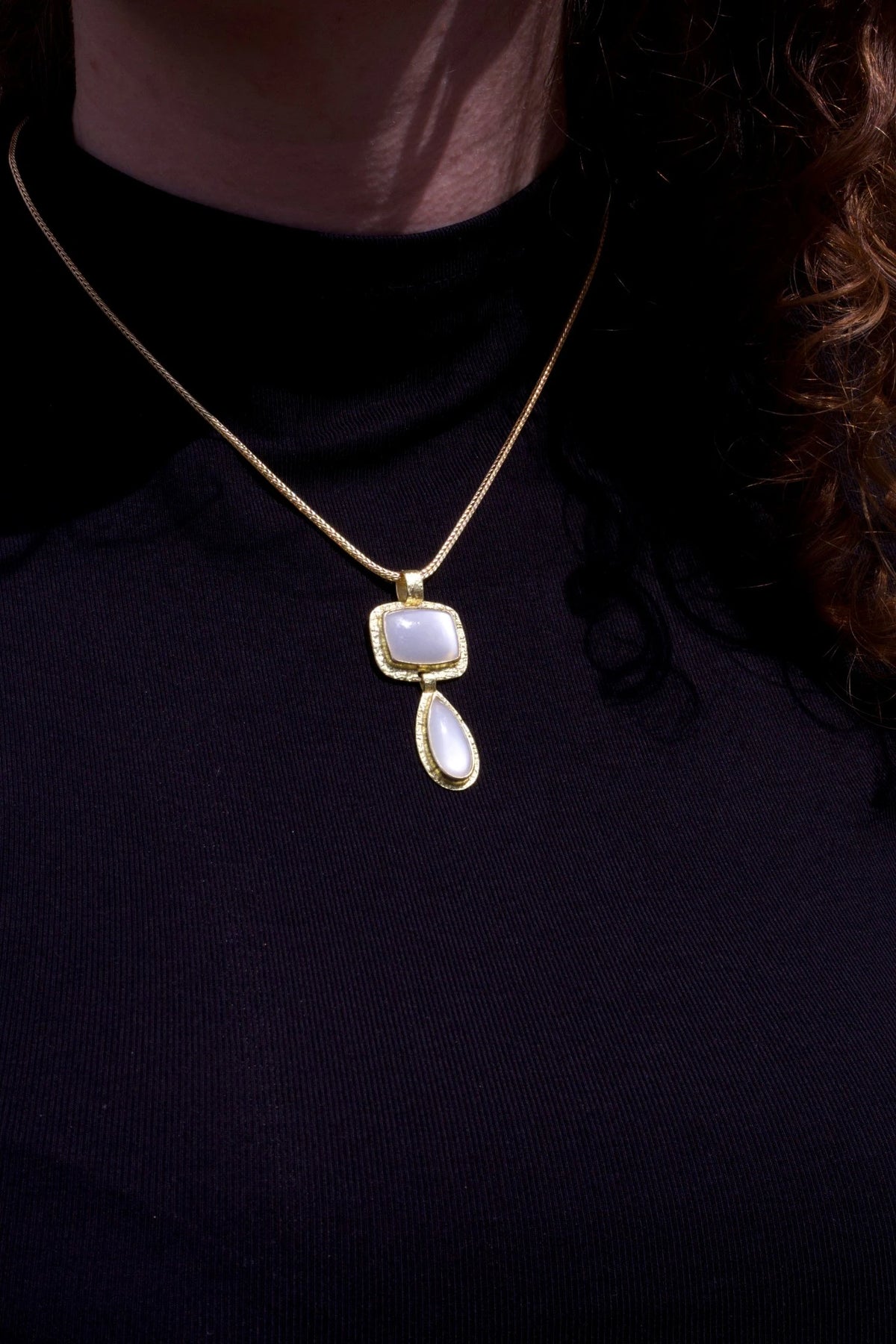 750 Gelbgold Anhänger mit zwei Mondsteinen (11,1 ct)