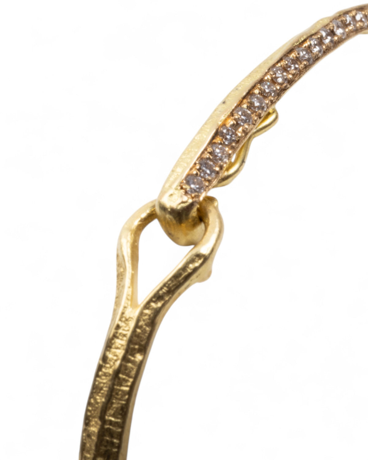 750 Goldarmband mit "Bark" Struktur und Brillanten - Goldschmiede Krack - Trauringe & Unikatschmuck aus Deidesheim