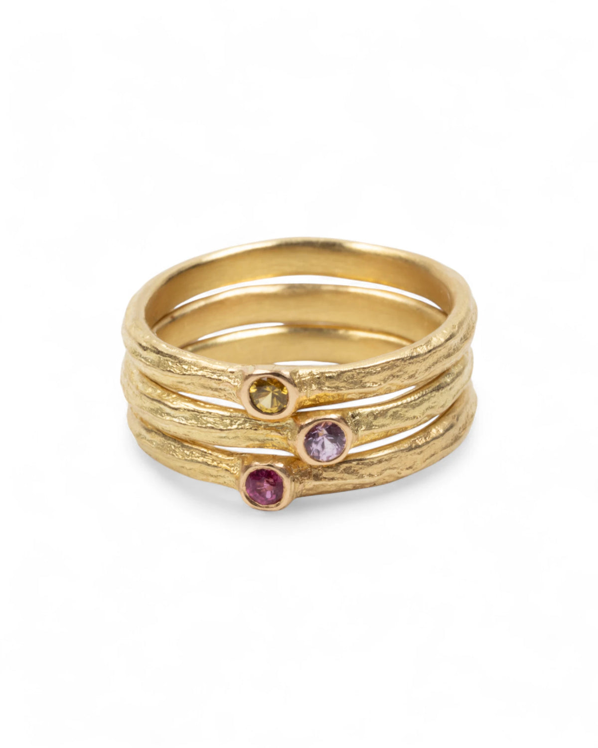 Zarte 750 Goldringe mit Saphiren zum Kombinieren - Goldschmiede Krack - Trauringe & Unikatschmuck aus Deidesheim