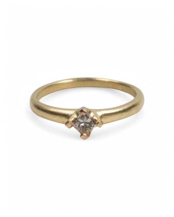 Zierlicher 750 Goldring mit braunem Princess Diamant 0,24 ct