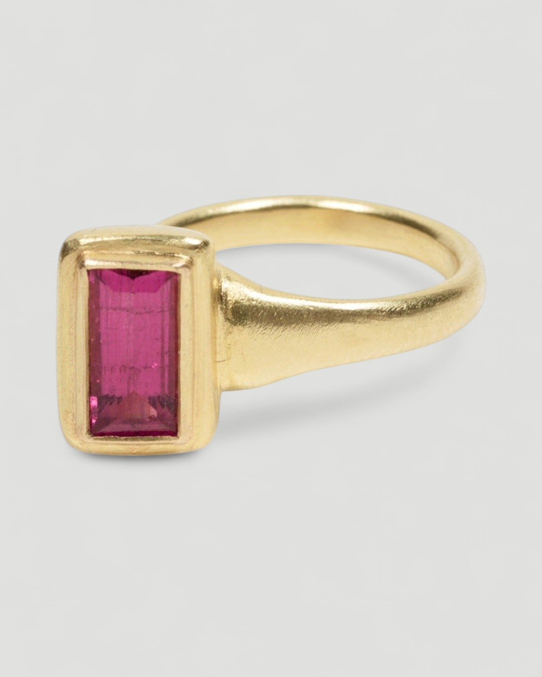 750 Goldring mit himbeerfarbenem Turmalin (1,83 ct) im Baguetteschliff - Unikat - Goldschmiede Krack