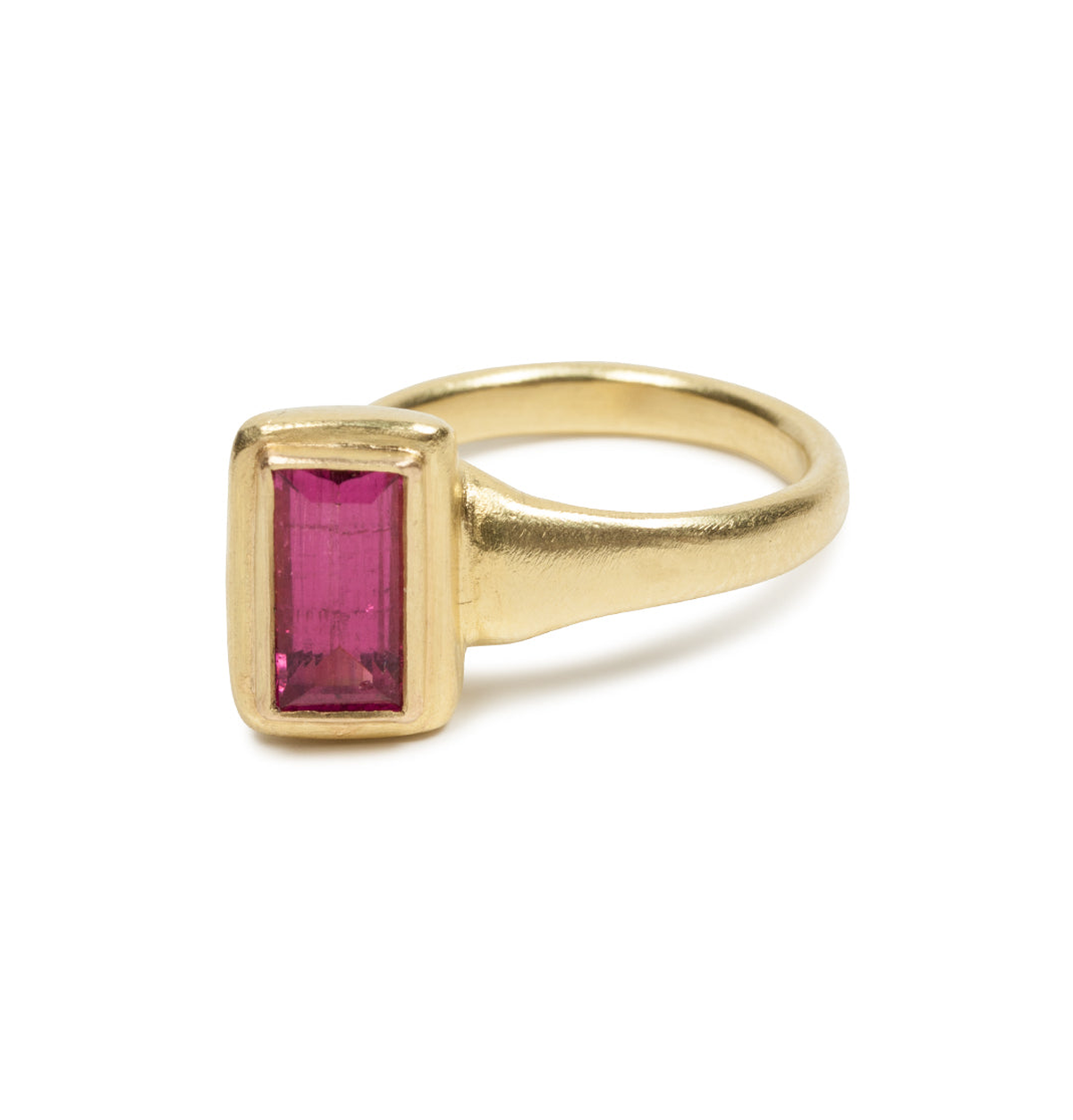750 Goldring mit himbeerfarbenem Turmalin (1,83 ct) im Baguetteschliff - Unikat - Goldschmiede Krack - Trauringe & Unikatschmuck aus Deidesheim