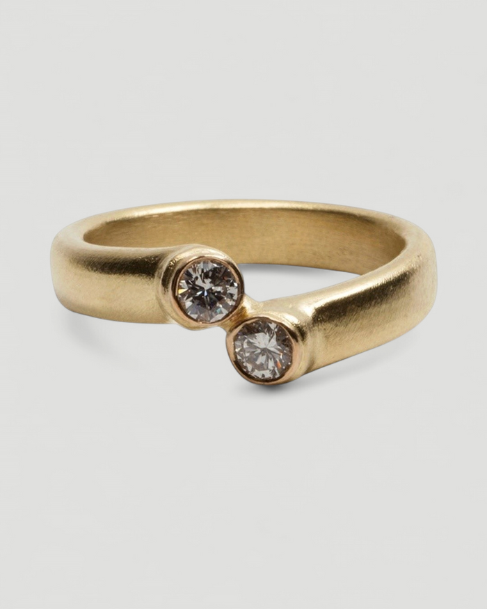 750 Goldring mit zwei weißen Vintage Brillanten - Goldschmiede Krack