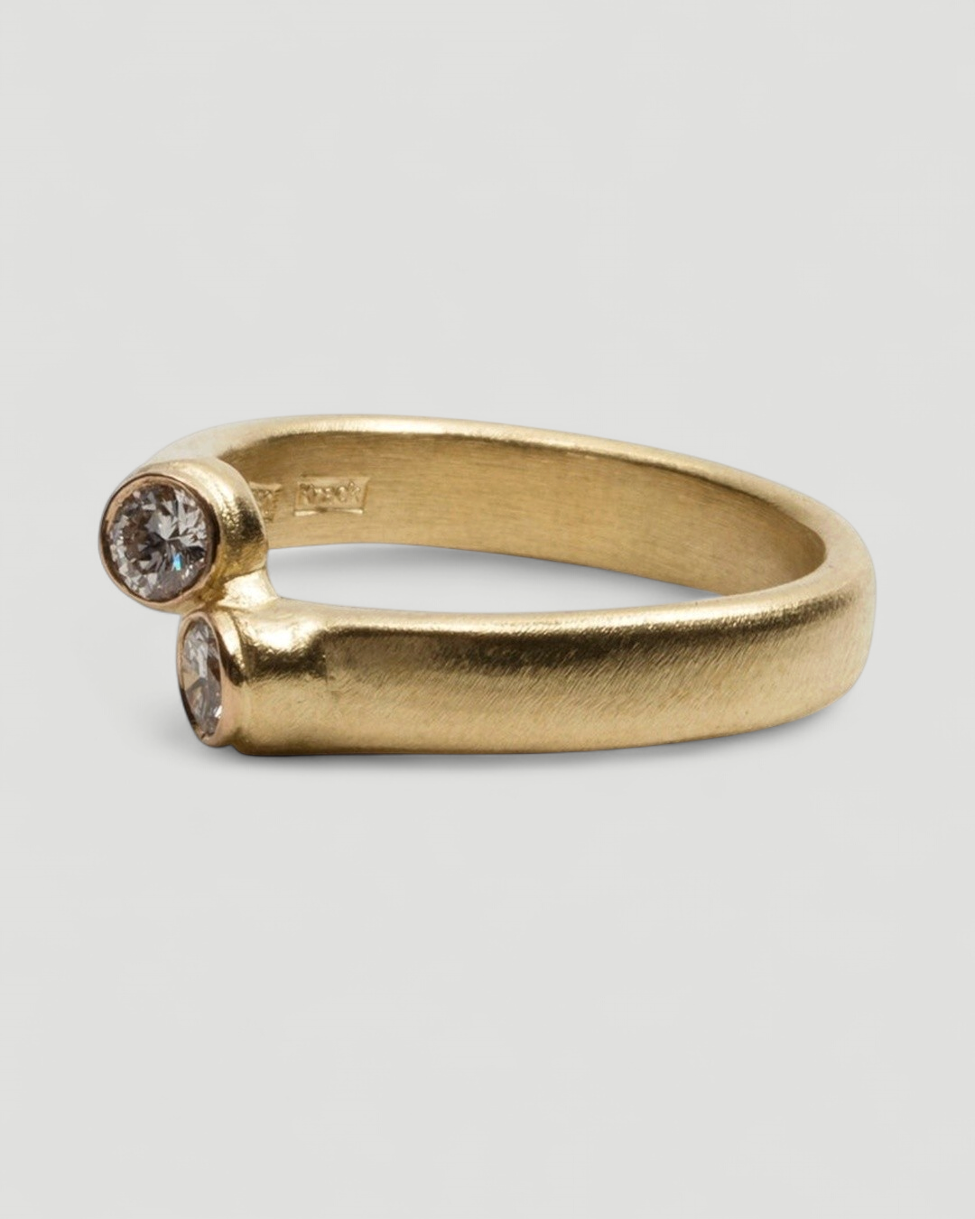 750 Goldring mit zwei weißen Vintage Brillanten - Goldschmiede Krack