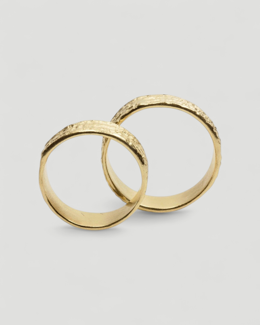 Flache 750 Gold Trauringe mit gehämmerter Oberfläche - Goldschmiede Krack