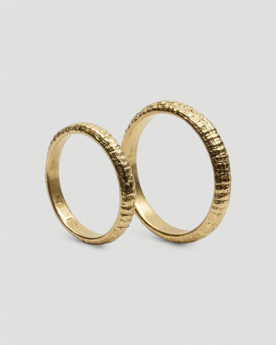 Filigraner 750 Gold Trauringe mit feinen Rillen - Goldschmiede Krack