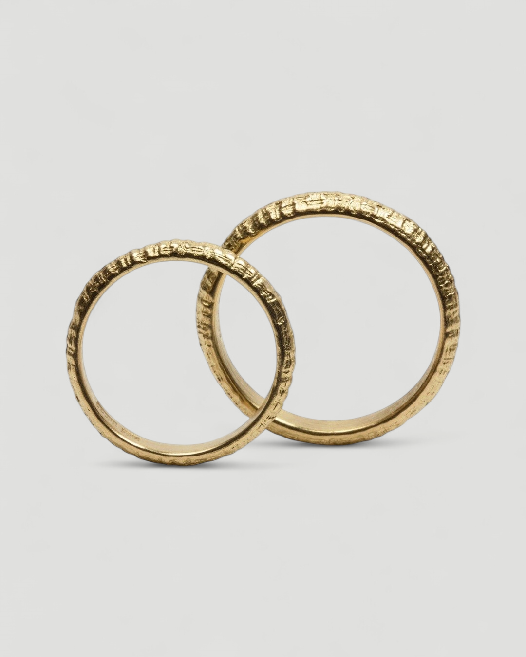 Filigraner 750 Gold Trauringe mit feinen Rillen - Goldschmiede Krack