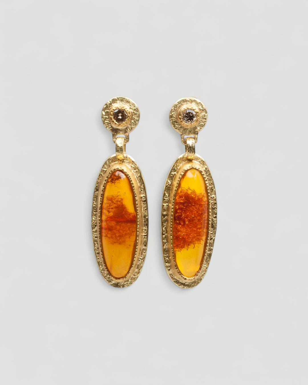 750 Goldohrstecker mit braunem Brillant und Bernstein - Goldschmiede Krack