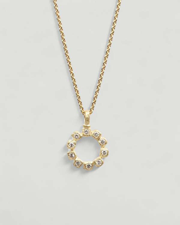 Zarter Kreis-Anhänger aus 750 Gold mit Brillanten und 750 Goldkette