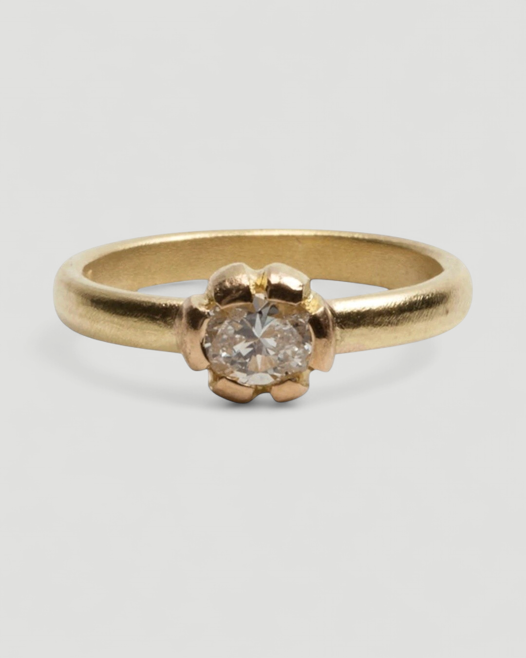 Filigraner 750 Goldring mit ovalem weißen Diamant - Goldschmiede Krack
