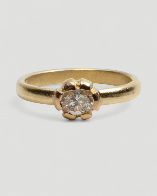 Filigraner 750 Goldring mit ovalem weißen Diamant