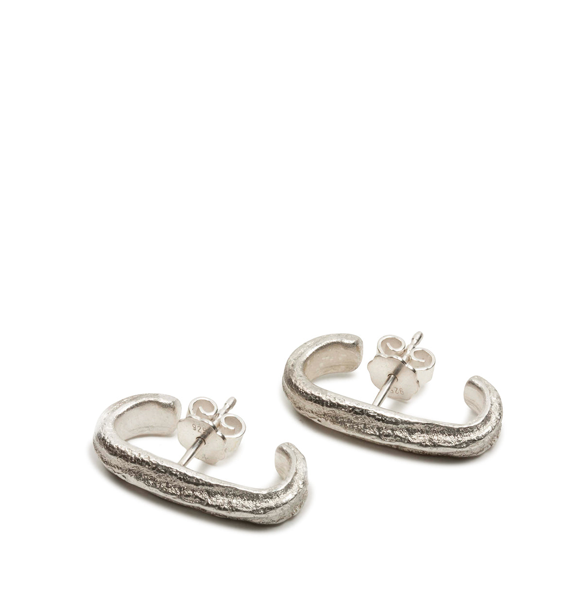 Earcuff Ohrstecker mit Tarmac Struktur - Goldschmiede Krack - Trauringe & Unikatschmuck aus Deidesheim