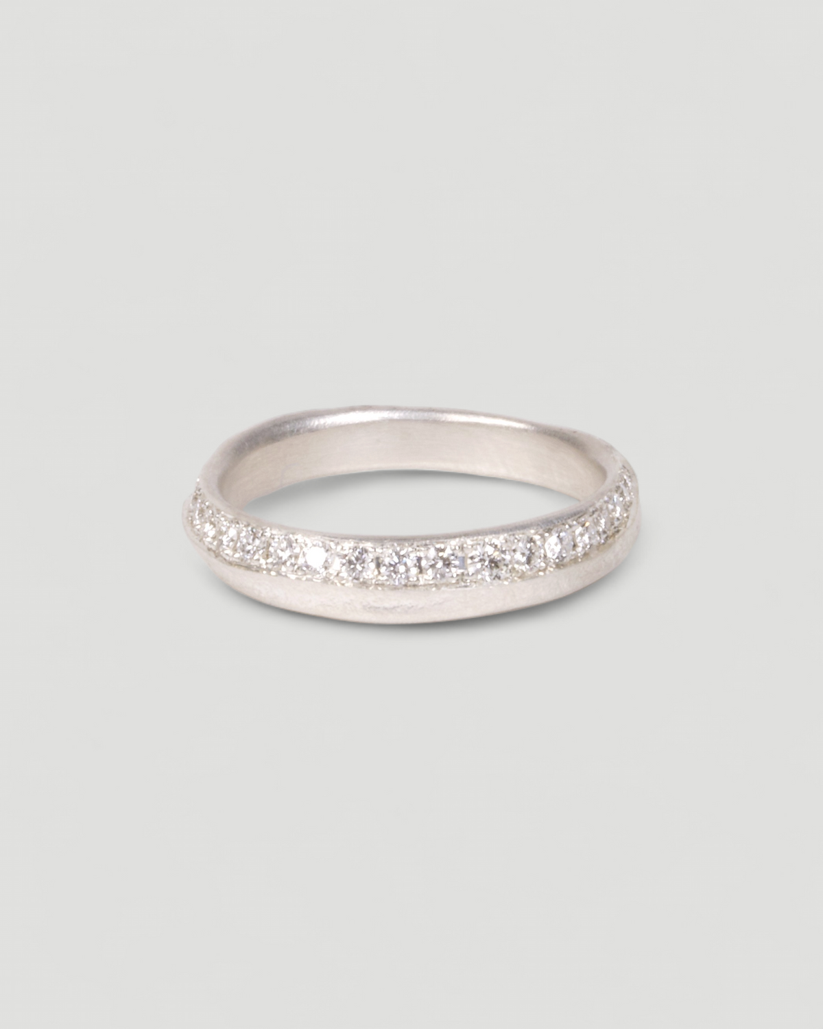 925 Silber-Memoirering mit Tarmac-Struktur und Lab-Grown Brillanten, schräge Ansicht