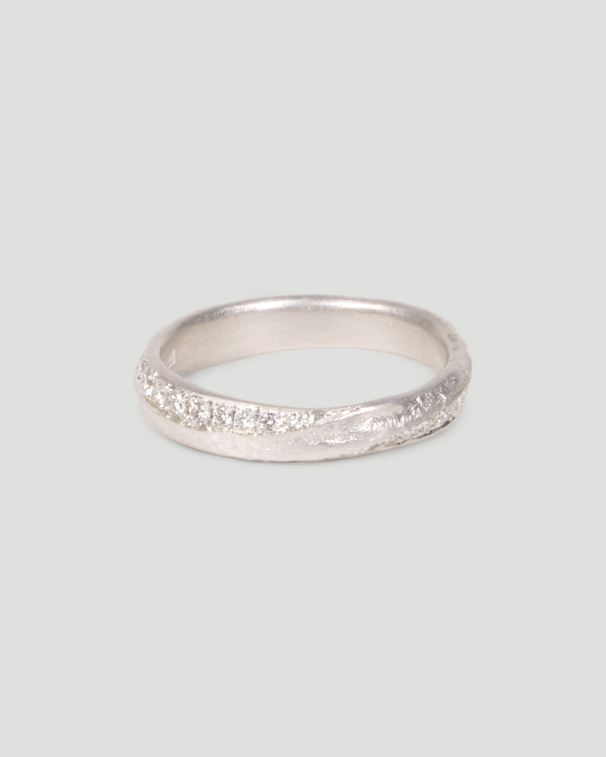 925 Silber-Memoirering mit Tarmac-Struktur und Lab-Grown Brillanten, Seitenansicht