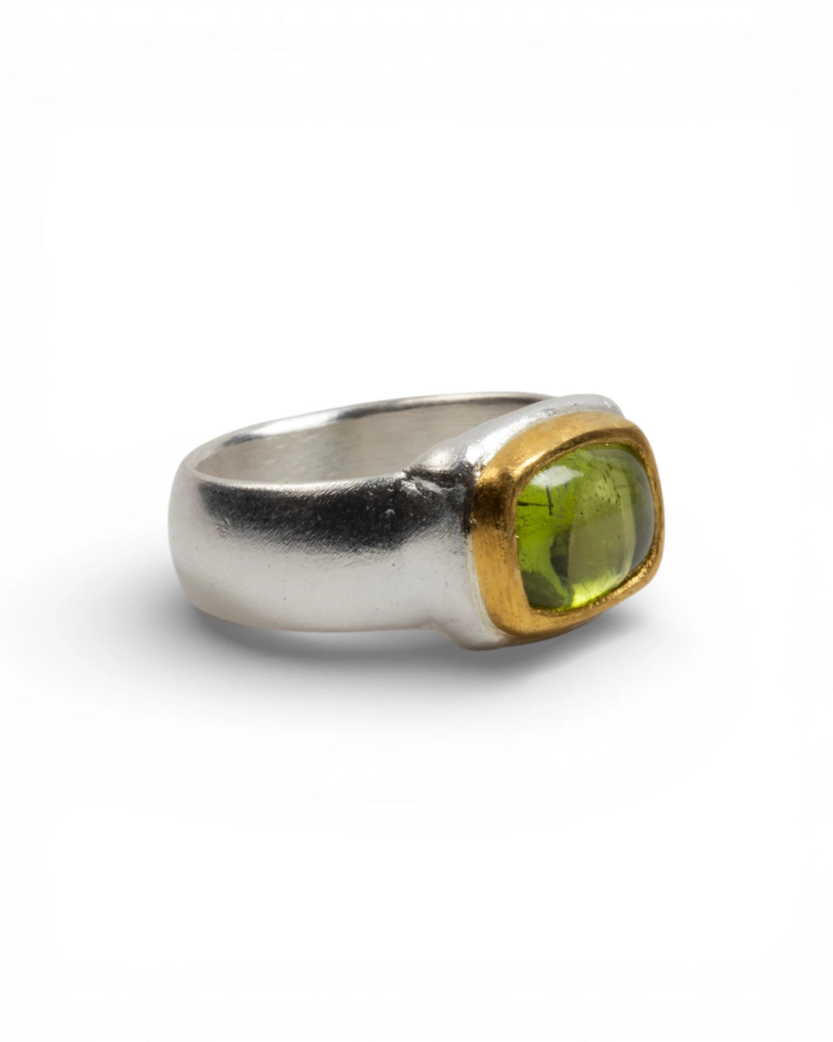 925 Silberring mit grünem Peridot (4,88 ct) und 999 Feingold-Fassung - Goldschmiede Krack - Trauringe & Unikatschmuck aus Deidesheim