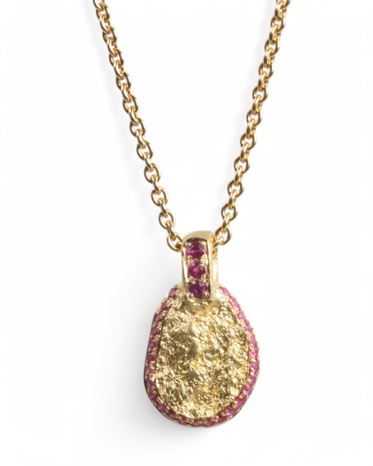 Anhänger mit Rubin und "Nugget" Struktur mit 750 Goldkette - Goldschmiede Krack - Trauringe & Unikatschmuck aus Deidesheim