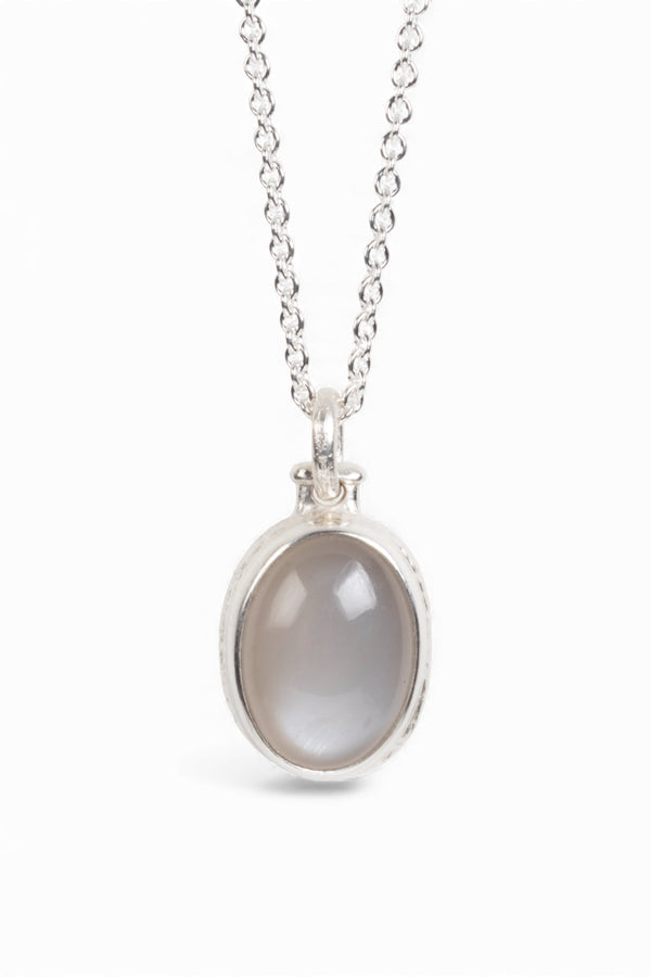 Anhänger mit großem grauem Mondstein-Cabochon (35 ct) in 925 Silber mit Kette - Goldschmiede Krack - Trauringe & Unikatschmuck aus Deidesheim