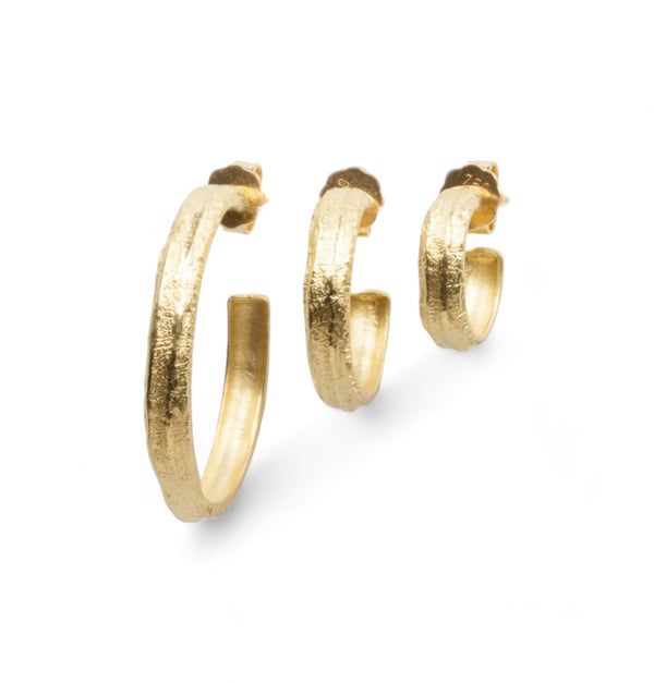 750 Goldcreolen mit Tarmac Struktur Ø 15 - 30 mm - Goldschmiede Krack - Trauringe & Unikatschmuck aus Deidesheim
