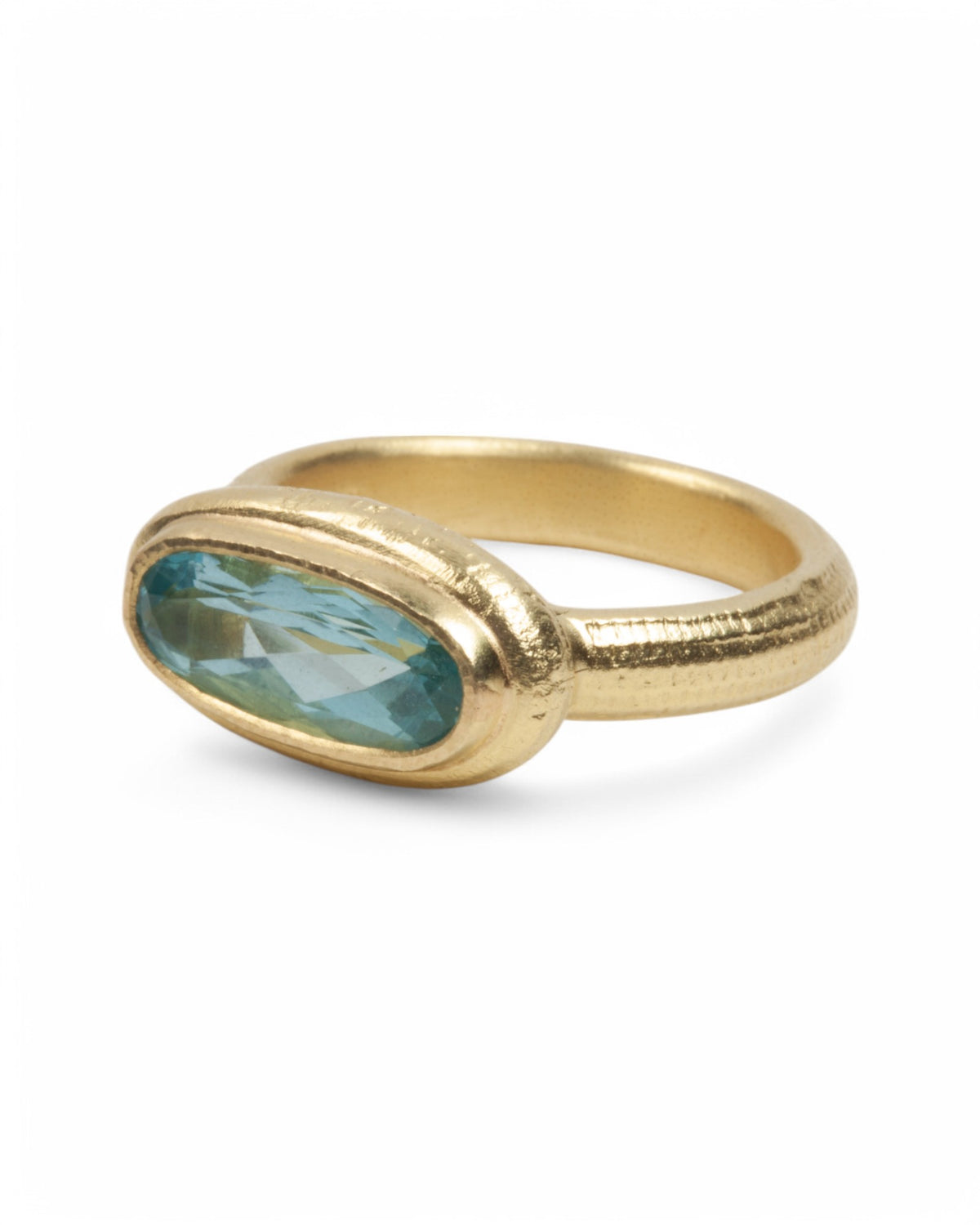Eleganter 750 Goldring mit blauem Aquamarin - Goldschmiede Krack - Trauringe & Unikatschmuck aus Deidesheim