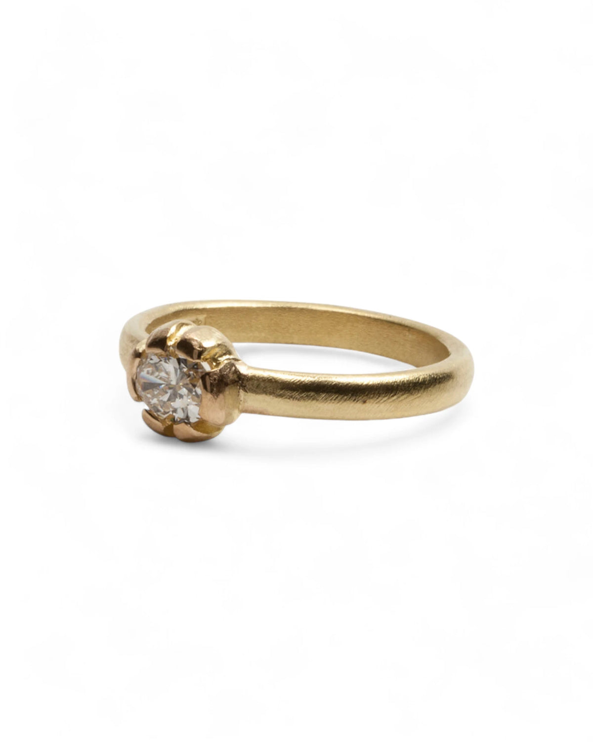 Filigraner 750 Goldring mit ovalem weißen Diamant - Goldschmiede Krack - Trauringe & Unikatschmuck aus Deidesheim