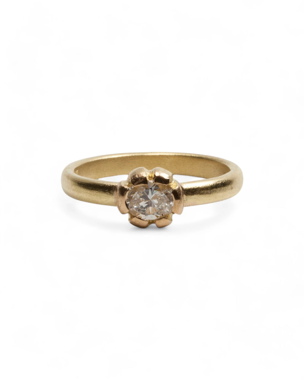 Filigraner 750 Goldring mit ovalem weißen Diamant - Goldschmiede Krack - Trauringe & Unikatschmuck aus Deidesheim
