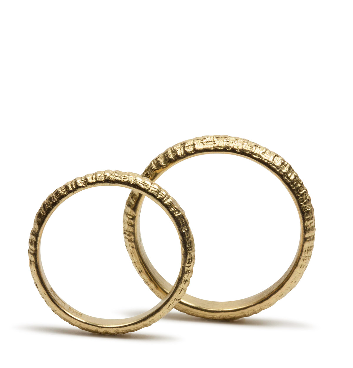 Filigraner 750 Gold Trauringe mit feinen Rillen