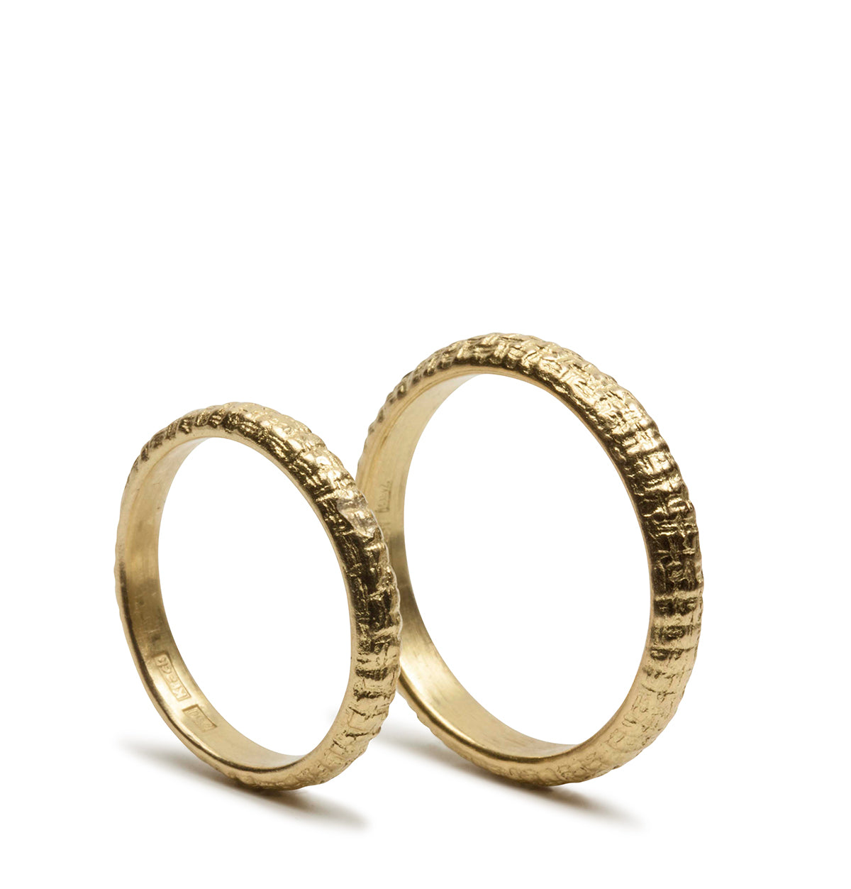 Filigraner 750 Gold Trauringe mit feinen Rillen