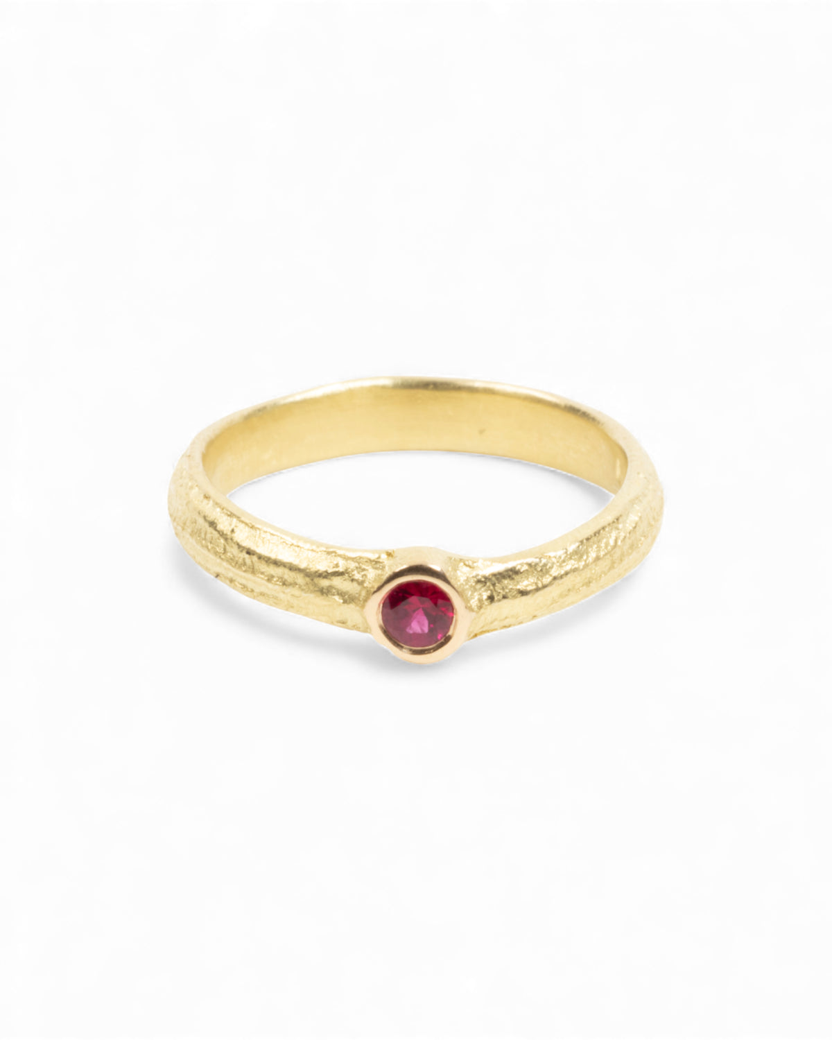 Filigraner 750 Goldring mit rotem Rubin (0.13 ct) - Goldschmiede Krack - Trauringe & Unikatschmuck aus Deidesheim