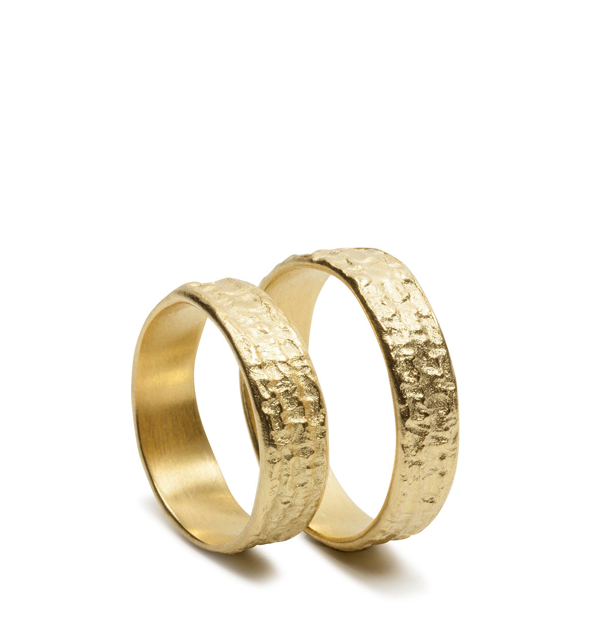 Flache 750 Gold Trauringe mit gehämmerter Oberfläche