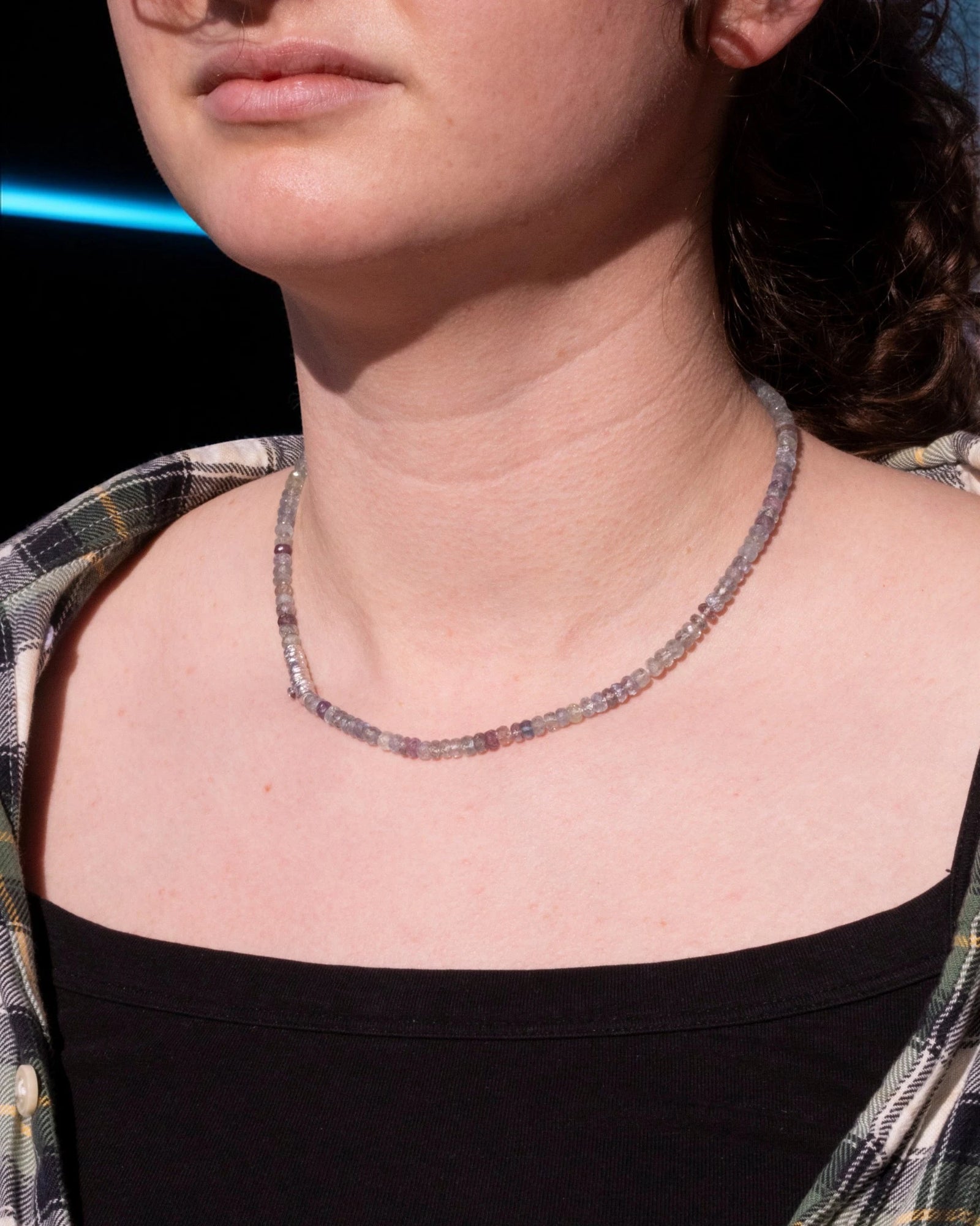 Graue Saphir-Halskette mit 750 Weißgold-Schloss - Goldschmiede Krack - Trauringe & Unikatschmuck aus Deidesheim