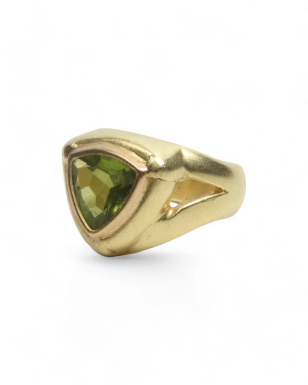 750 Goldring mit grünem Peridot im Trillant-Schliff