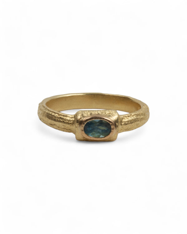 Zierlicher 750 Goldring mit blauem Aquamarin