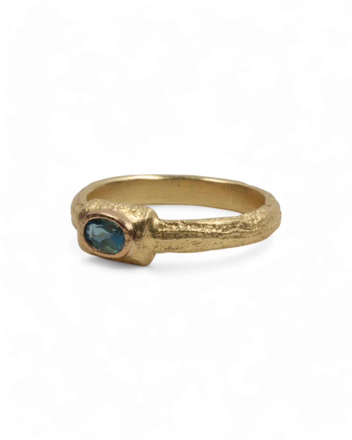 Zierlicher 750 Goldring mit blauem Aquamarin