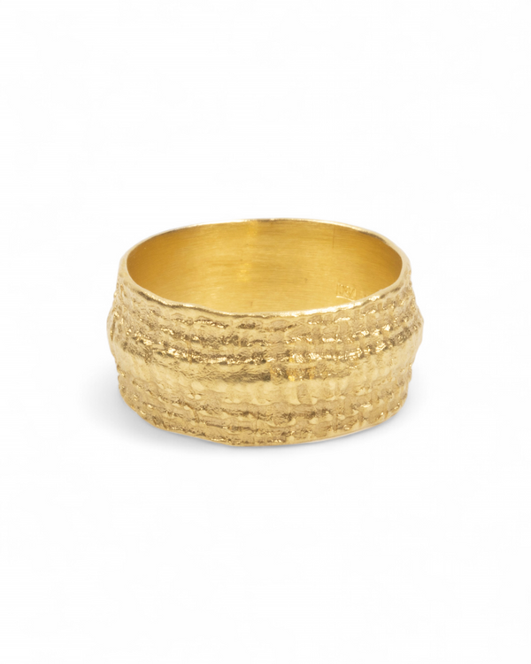 Breiter 750 Goldring mit Nugget-Struktur (10 mm) - Goldschmiede Krack