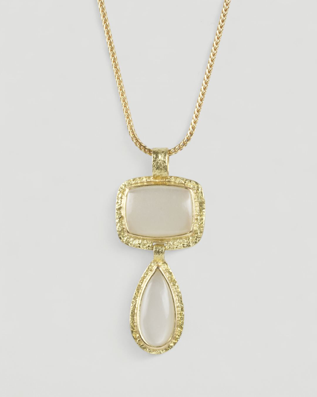 750 Gelbgold Anhänger mit zwei Mondsteinen (11,1 ct) - Goldschmiede Krack